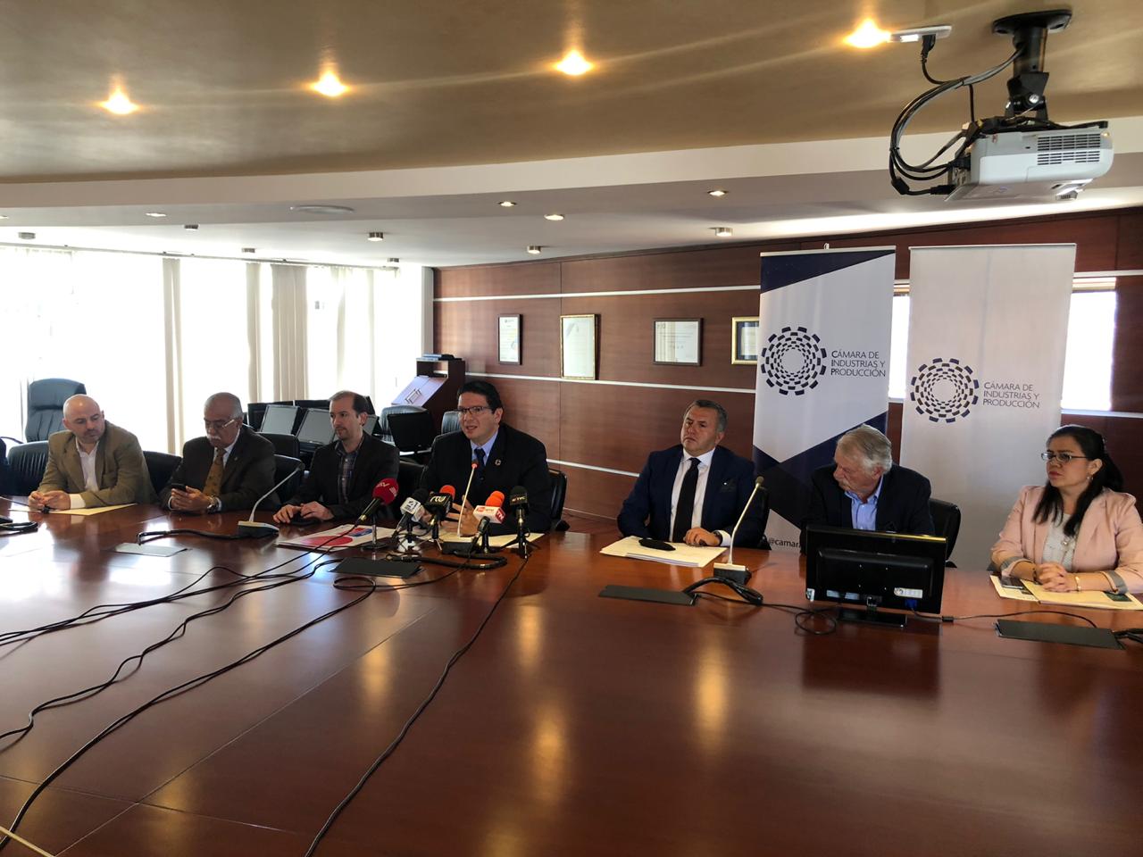 Voceros del sector productivo: Pablo Zambrano, presidente ejecutivo Cámara de Industrias y Producción (CIP); Christian Wahli, presidente de ANFAB; Rodrigo Páez, vicepresidente de ASEMEC; Camilo Jarrín, presidente de la Cámara de Transporte Pesado de Pichincha; Carlos Calderón, vocero de Constructores Positivos
