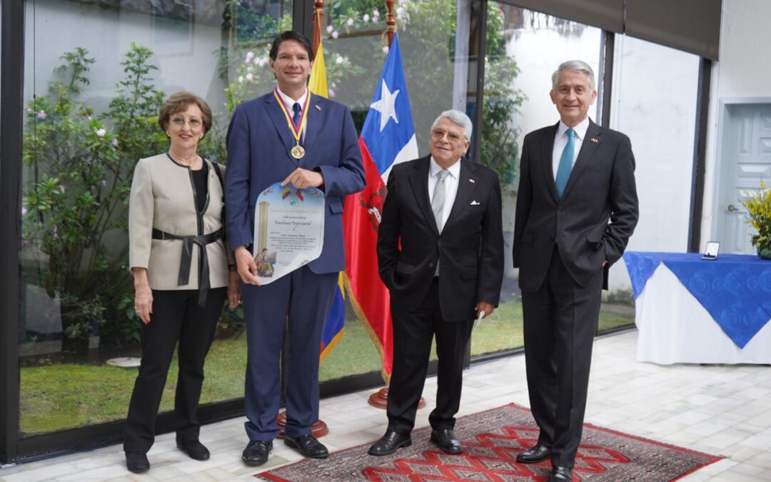 Pablo Zambrano Albuja recibe la condecoración al “Mérito Institucional de Excelencia Empresarial”